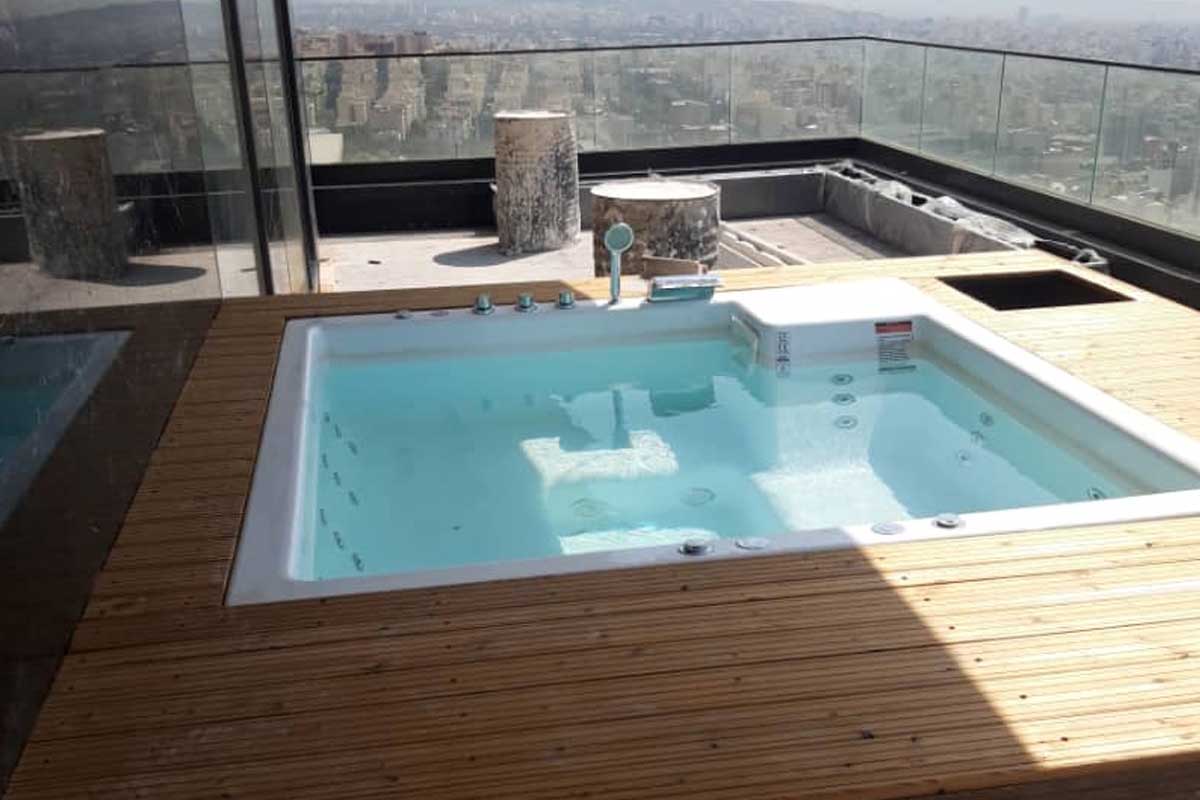 جکوزی چهارنفره باداب مدل 401 نصب‌شده در تراس تهران